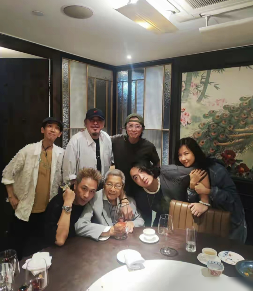 妻子刚咽气，这个教出刘青云的影视泰斗，转身跑上山拔草打结，把自己彻底封印。他是老戏骨刘兆铭。结婚50