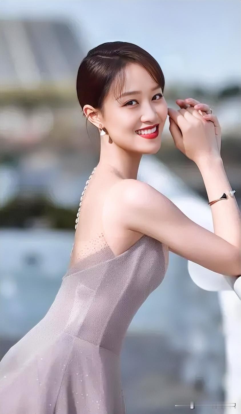 珍珠链条缀饰轻纱礼服，露背设计展露优雅曲线，回眸浅笑间，温柔与明媚交织成画。