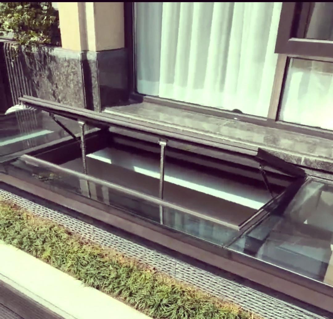 新疆乌鲁木齐，2个6岁孩童去另一个小伙伴家里找他玩，见小伙伴家院门没关严，俩孩子