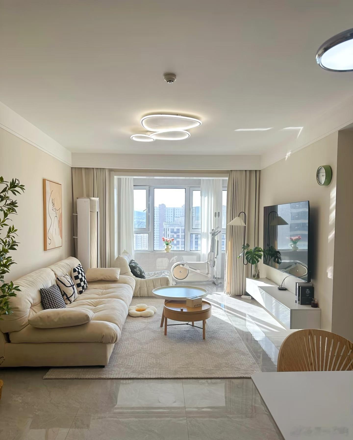 真心劝大家，买房能买大就别买小。别觉得两个人住个小户型就够了，等以后有了孩子，东