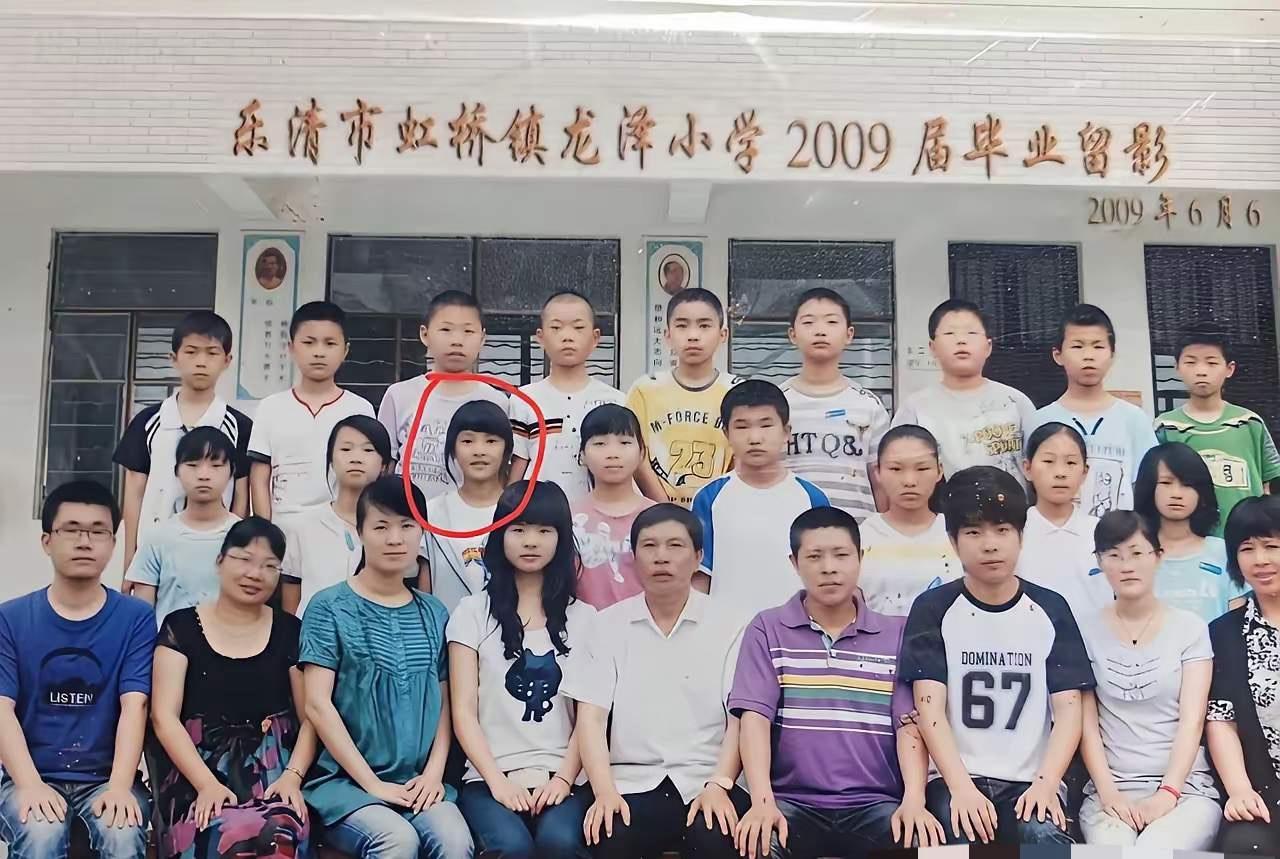 这一张师生毕业照，有一位大明星，你能一眼找到她吗？