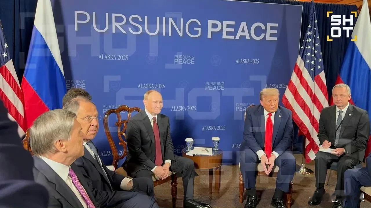 新闻发布会后，CNN说“特朗普对普京在发布会上的表现感到愤怒”。福克斯记者说“感