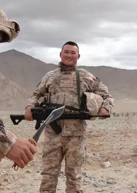 看看我军在边境山区，缴获到了什么？印度最精锐廓尔喀士兵的廓尔喀弯刀。实事求是说，