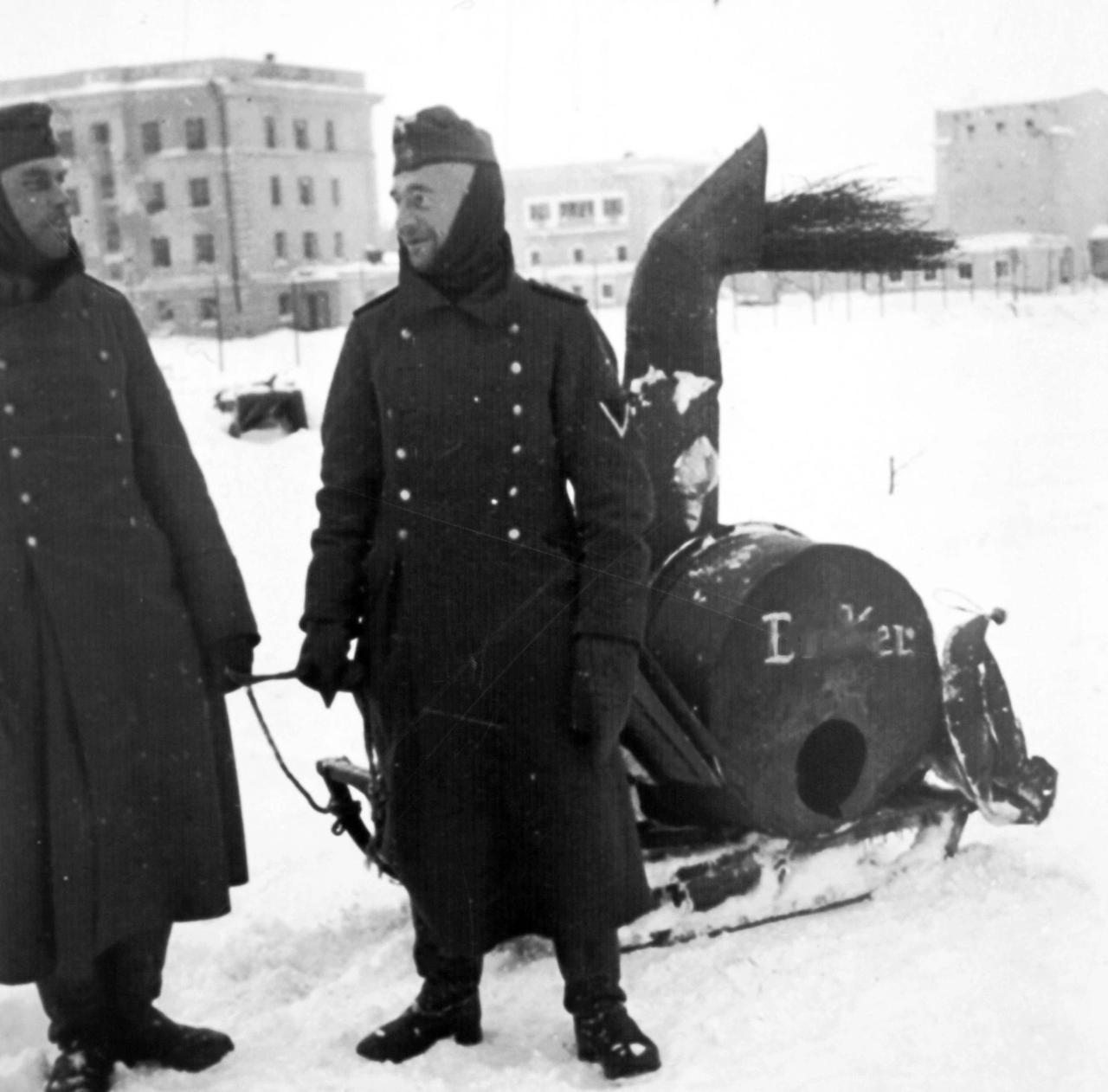 下雪了你去找炉子——1941年冬天，东线，彼得霍夫。2名德军士兵在冰天雪地里交