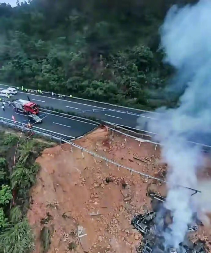 梅大高速塌方后：一位年纪大的老司机在断面前刹住了自己的车，停好车后。马不停蹄的往