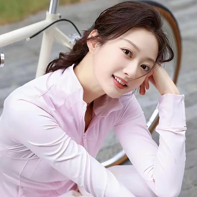 东方卫视的美女主持人，大家都称“东方卫视的亲闺女”，具体名字想不起来了？[呲牙笑]