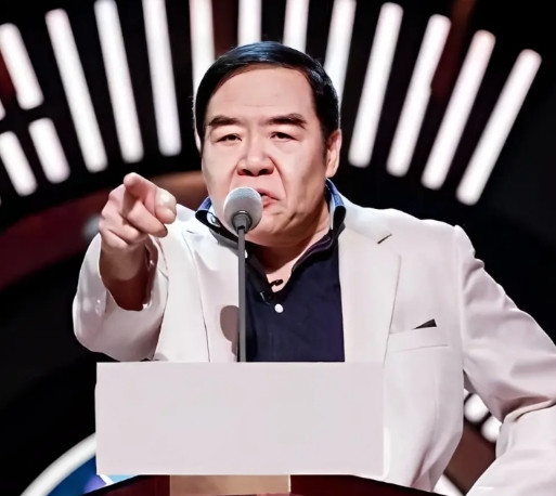 那年，郑则仕的公司破产，欠下了8000万债务，走投无路之际，他求助自己的员工张卫