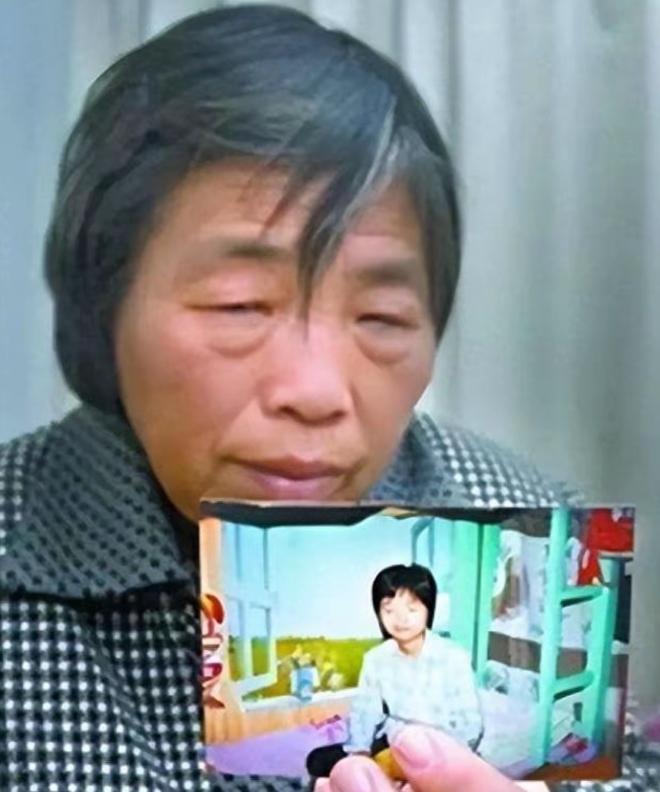 30岁女研究生，在宿舍卫生间用两条毛巾自缢身亡。睡在一墙之隔宿舍床上的母亲，直