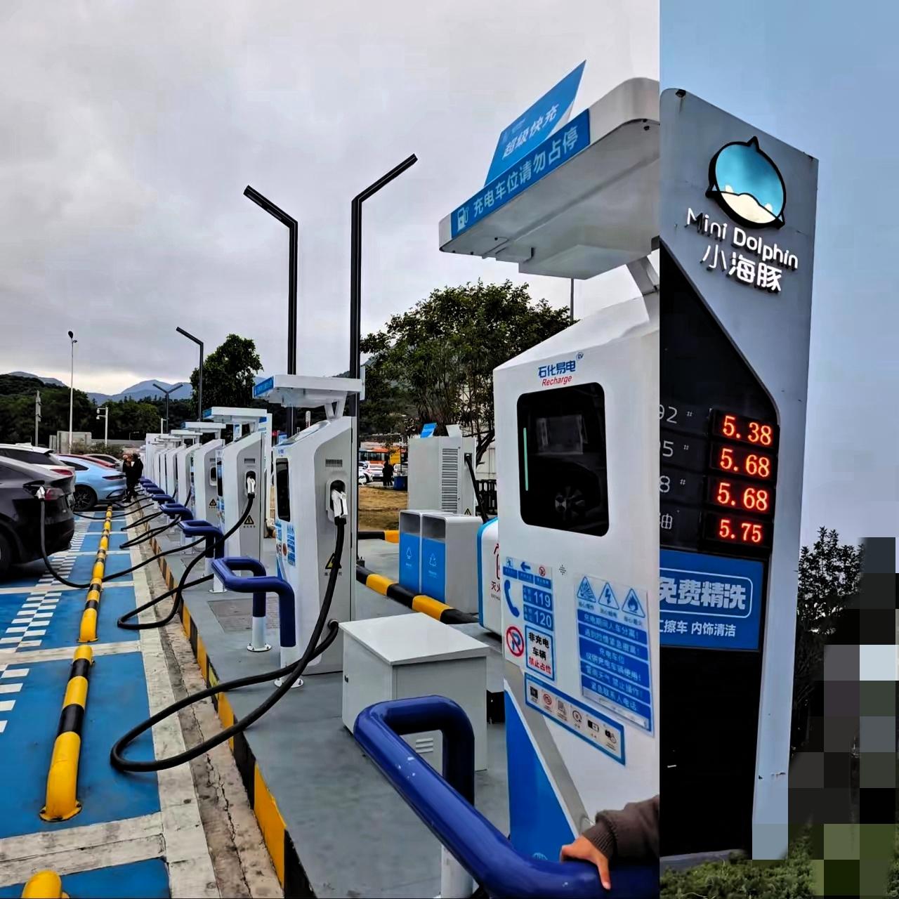 油价又双叒降了！不少地方92号汽油都跌到6开头了，这让不少买了电车的人直呼“傻眼