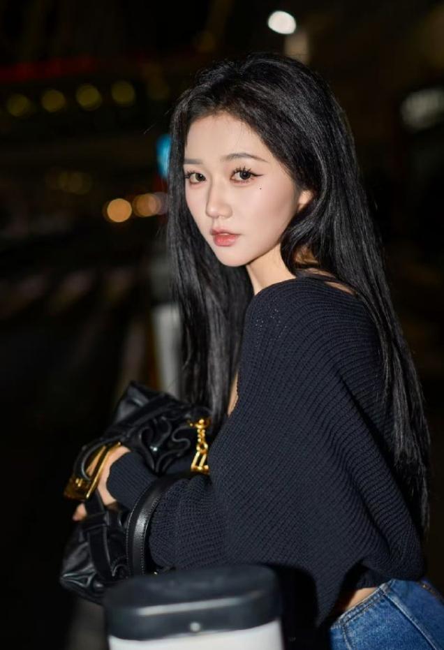 短剧演员岳雨婷人在巴黎却没能进入秀场！昨天就开始安排热搜，说短剧演员第一个时装