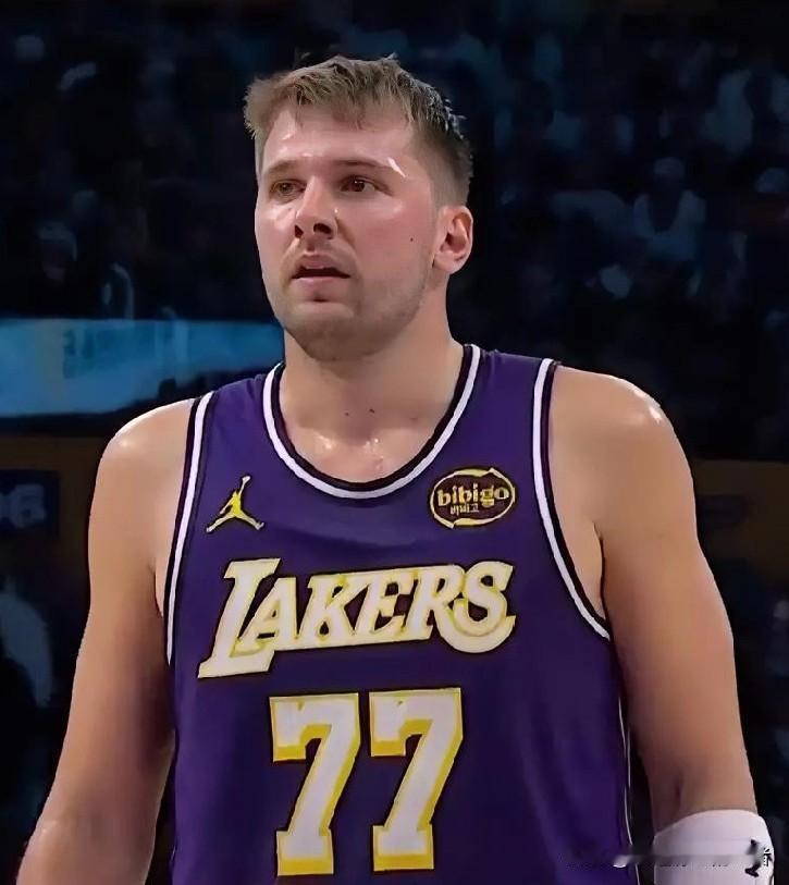 10场比赛打完！！湖人新赛季队内三分球命中率排行榜！！！海斯：三分球出手1次，