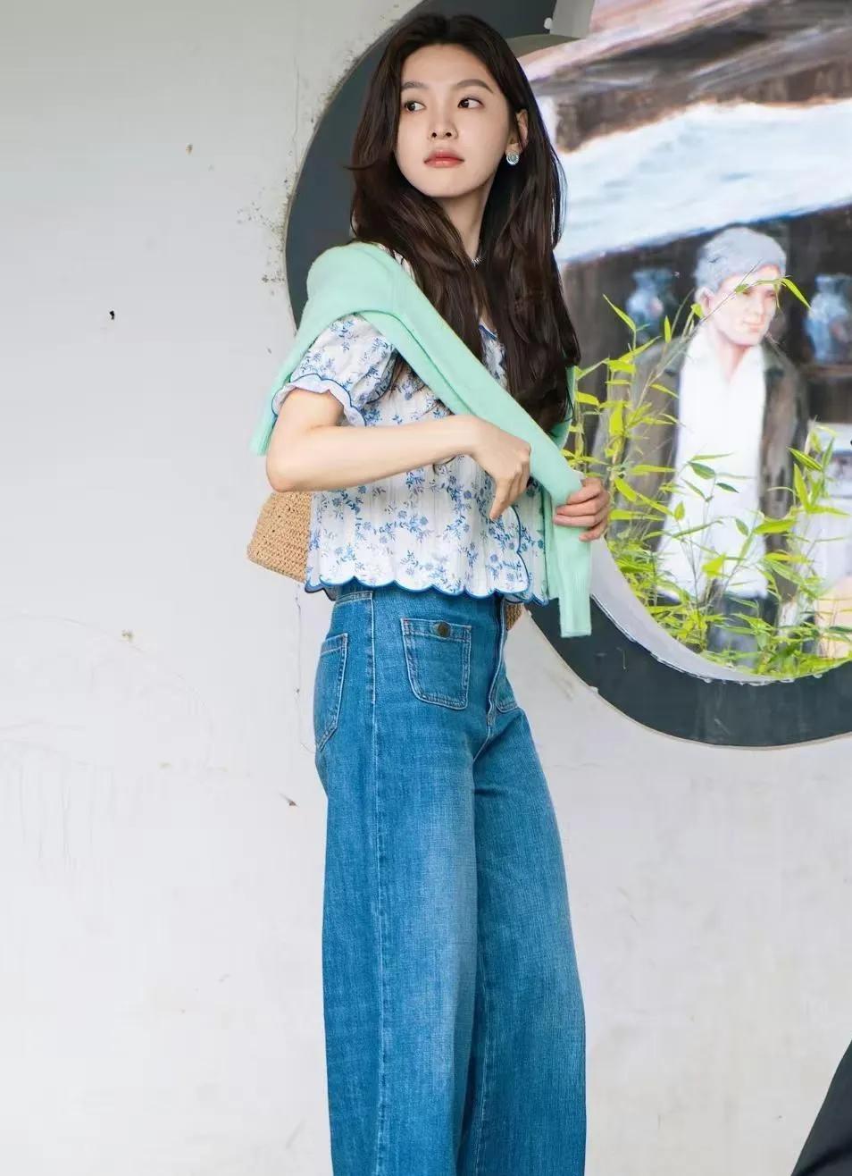 章若楠这穿搭，是把“夏日甜妹”焊在我审美上了！碎花小衫+阔腿牛仔，再搭件薄