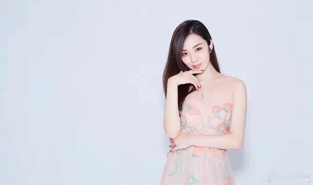 1.王晓晨与俞灏明既没有在社交平台官宣恋情，私下也未曾向身边朋友透露，始终没有