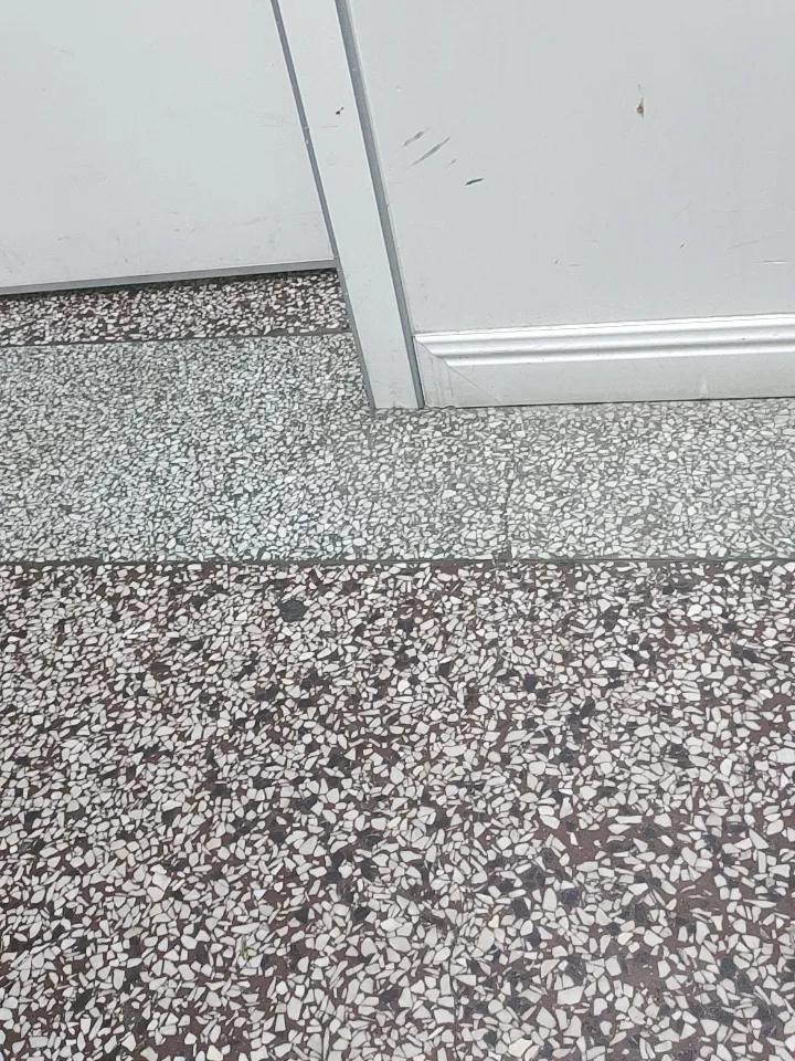 小时候大伯家条件好，大伯母给堂姐买了很多衣服，她不喜欢的都懒得穿，我记得很清楚，