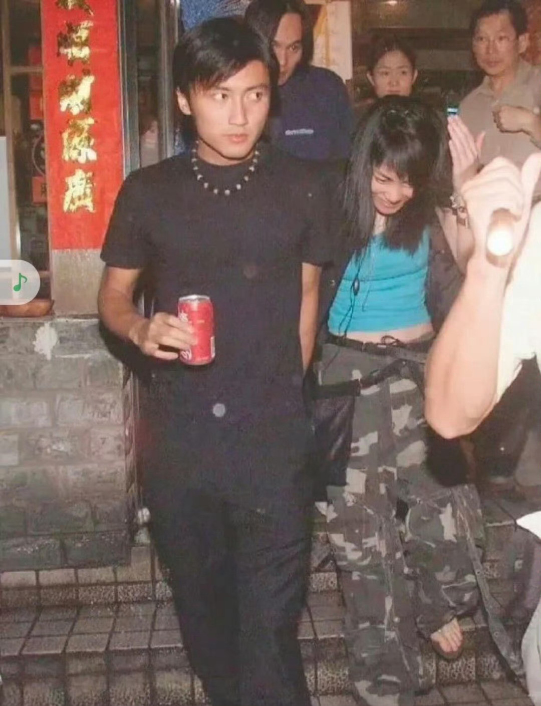 谢霆锋叫王菲才理人谢霆锋王菲复合后一直低调甜蜜，稳稳幸福中！