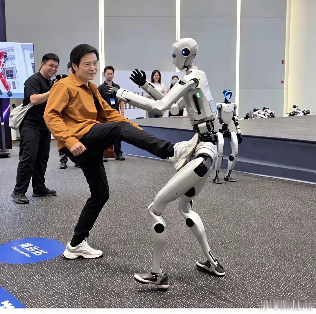 宇树股份暴跌百分之七十五投资人雷军夜访宇树总部爆踹机器人王兴兴整个表情都严肃了​