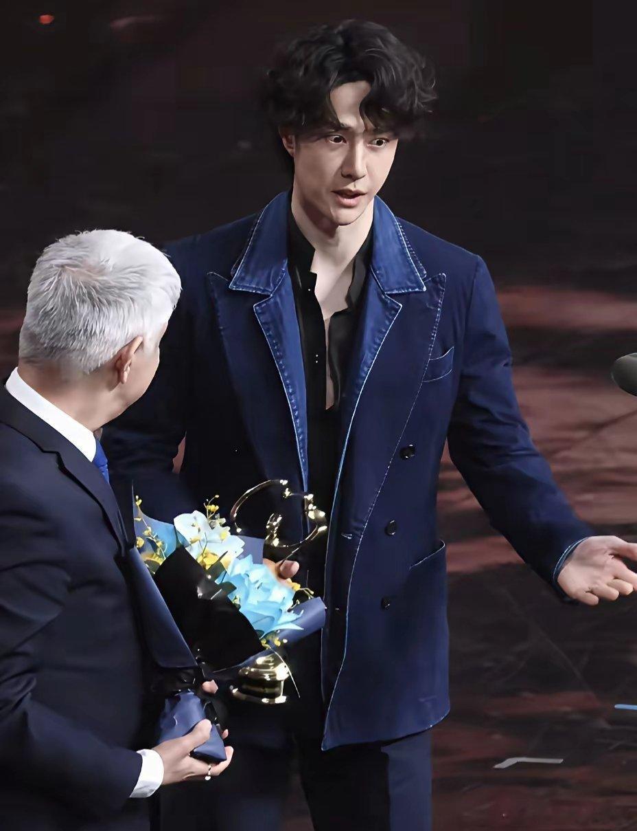 王一博长的帅，有才华，我都能理解。我唯一想不通的是，年仅28岁的王一博微博之夜，