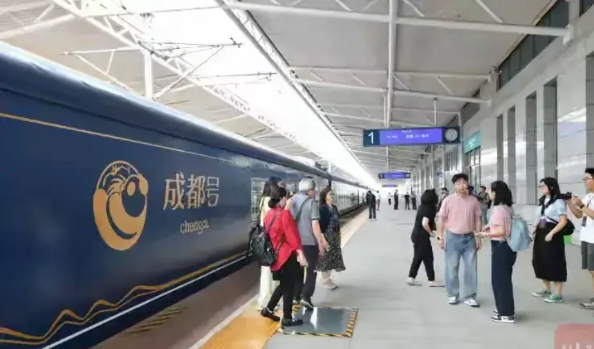 成都最贵火车票56000元一张，5月18日开出第一趟列车。乘客是109名中外游客