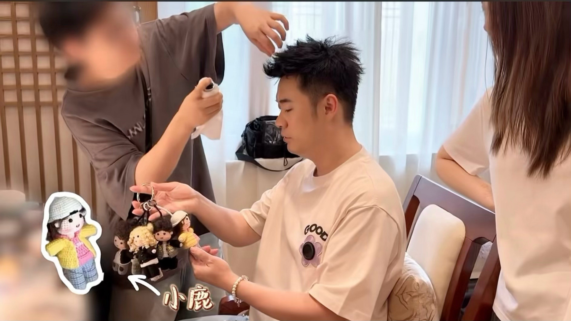 原来鹿晗哥哥身上的小玩偶也是赫哥送的