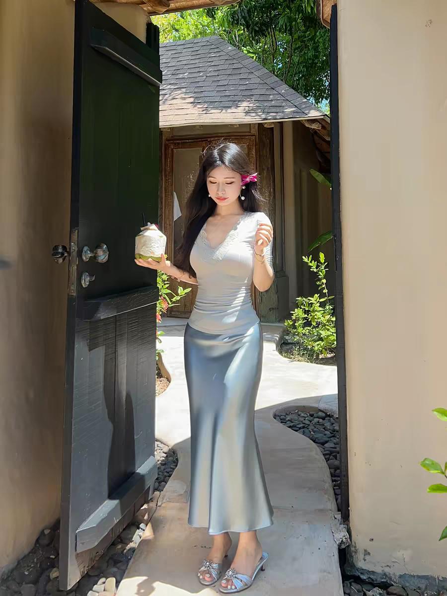 悠闲度假风，手捧椰子，漫步在热带风情的小屋前。度假风日常度假治愈系风景椰子的