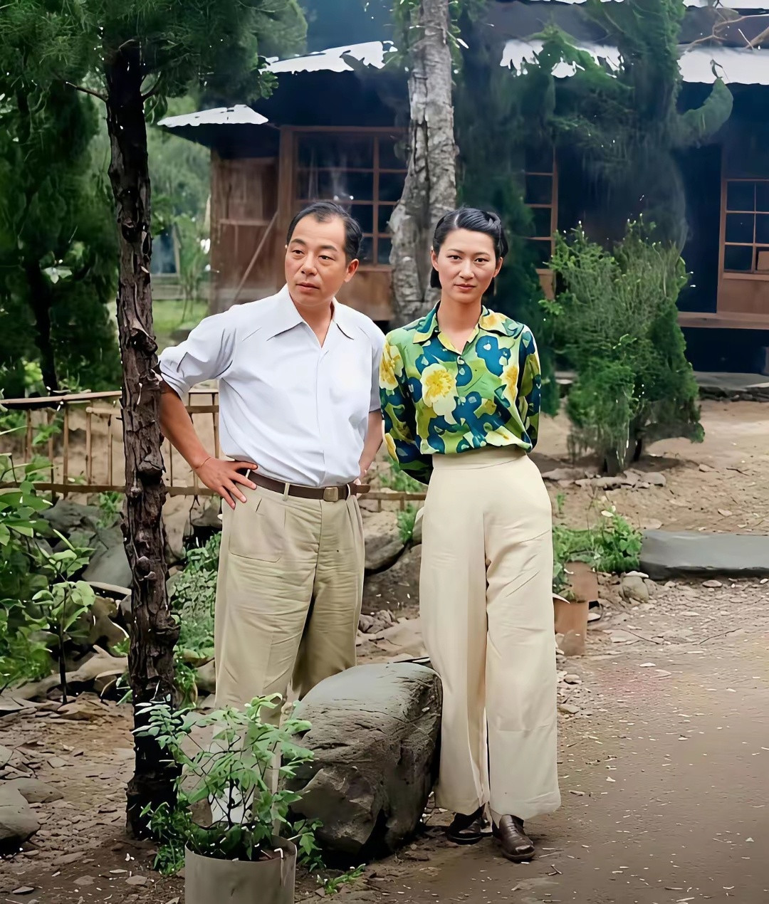 有人说，赵四小姐比于凤至好看，赵四小姐骨相美，脖子长、腰细、身材整。看完这两张图