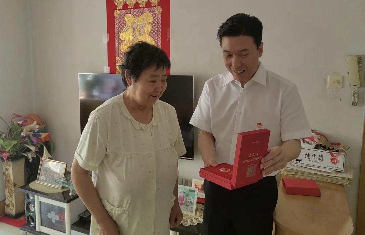 只是郭总现在是广汇集团的总裁，虽然还兼任什么新疆篮协副会长，和新疆广汇篮球俱乐部