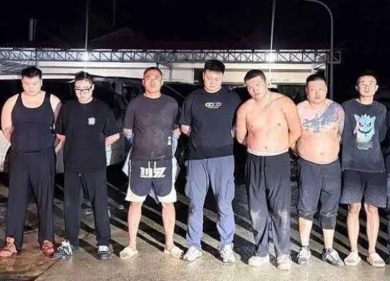 7名中国籍人员在柬埔寨涉特大毒品、枪支案，一共缴获840公斤毒品，大量军用枪支弹