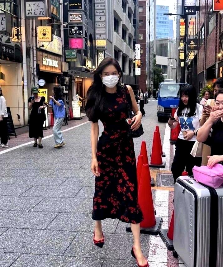 看见东京街角那一身素色风衣时，真没对上号——林志玲，像极了普通妈妈，步伐匆匆，低