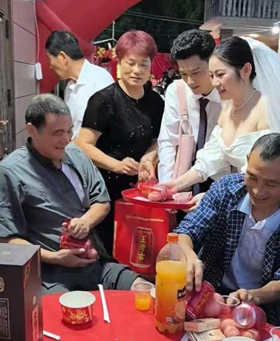 湖北新娘穿露胸婚纱敬酒，长辈不敢抬头，就不能换套衣服敬酒吗？在湖北一场婚礼的
