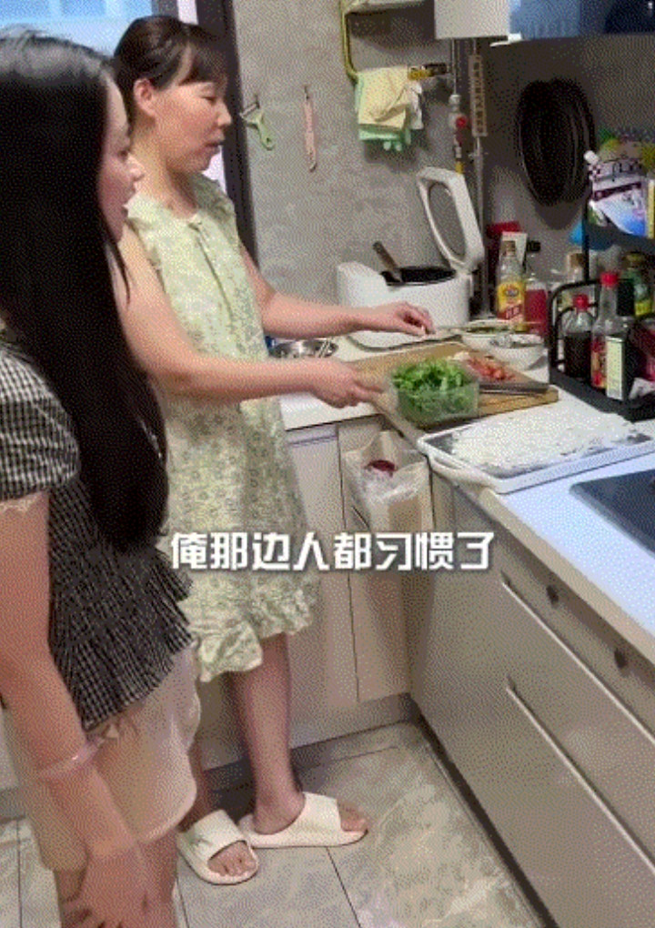 台湾一女孩已经嫁到河南一年了，但她依然还是很佩服婆婆亲手做食物的本事，并在镜头前