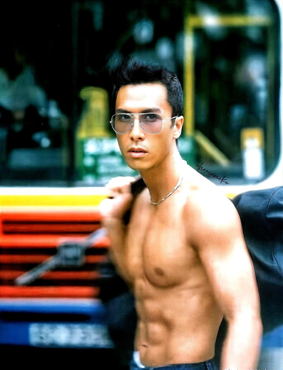 甄子丹在《导火线》里穿着牛仔裤跟人贴身肉搏，一个凌空飞踢，裤裆居然没裂！你是不是