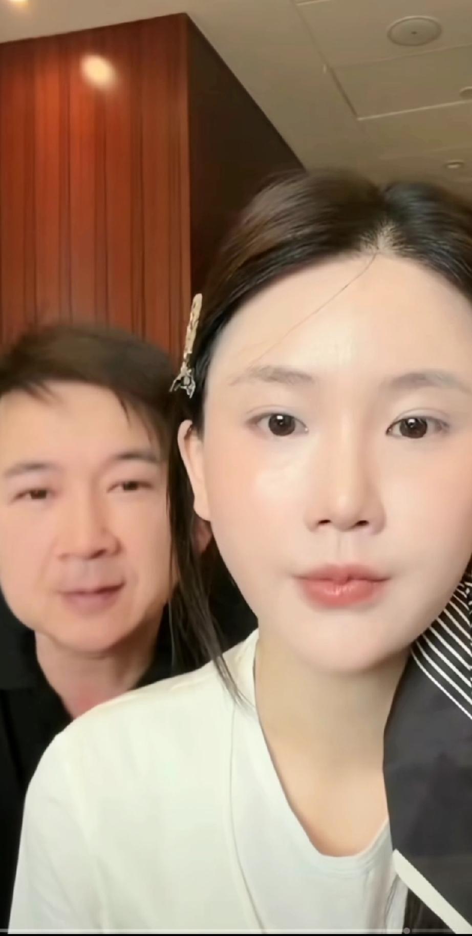楚玲赖文峰一起合体直播卖牙膏，赖文峰现在像个小跟班似的乖乖配合着楚玲！赖文峰