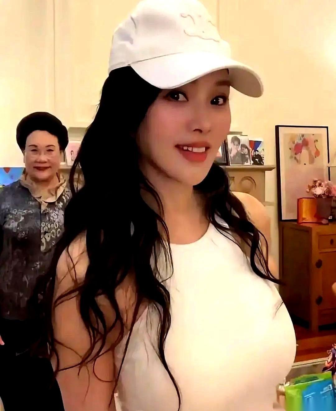 秦昊在直播间，当着几十万人的面，调侃伊能静“胸大”。我以为会尴尬，结果伊能静呢