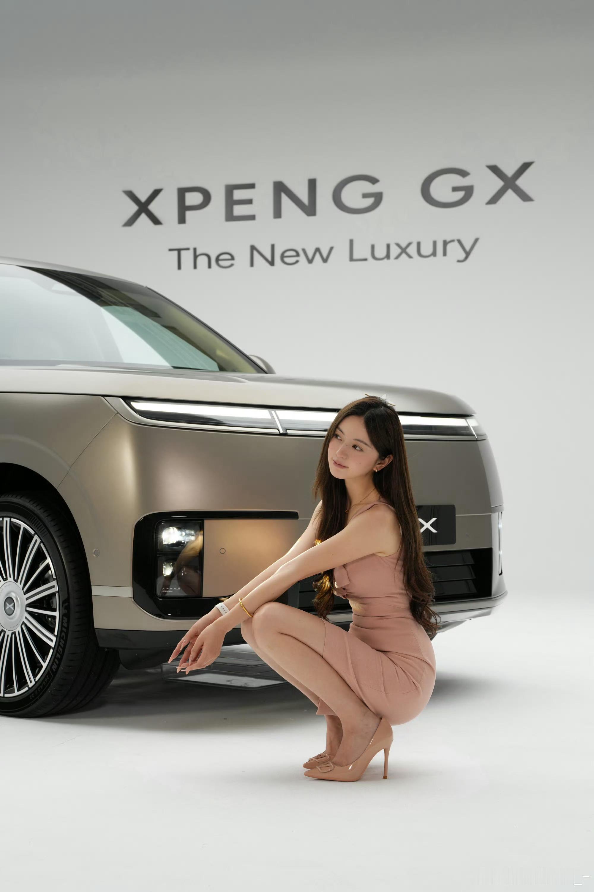 我猜颜值比较一般的车评人，压力应该有些大？现在各家都在玩这种艺术照啊