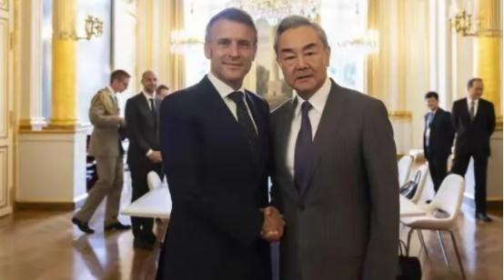 法国又投降了？法国总统马克龙当着王毅外长的面表示希望能来中国一趟，不仅是参加中国