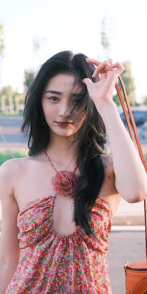 周洁琼甜美碎花吊带裙写真