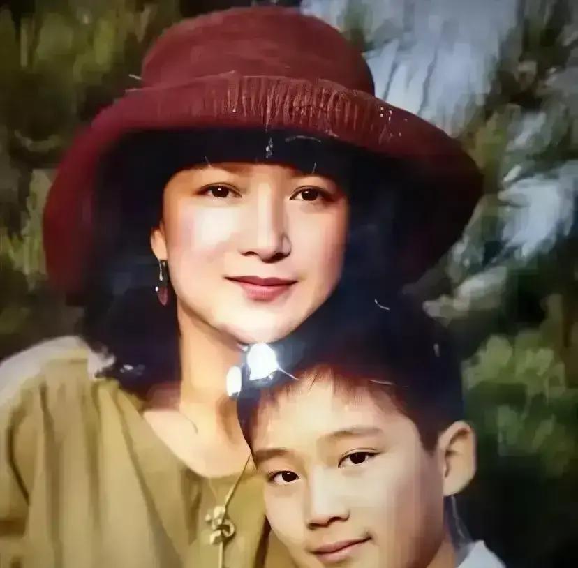 何晴当年离婚，身体出问题，自己主动不要孩子抚养权。但她没撒手不管。该陪孩子陪孩子