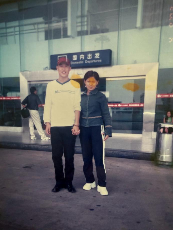 小沈阳晒旧照庆祝结婚22周年该说不说，沈春阳年轻时候非常有派头，小沈阳看起来似