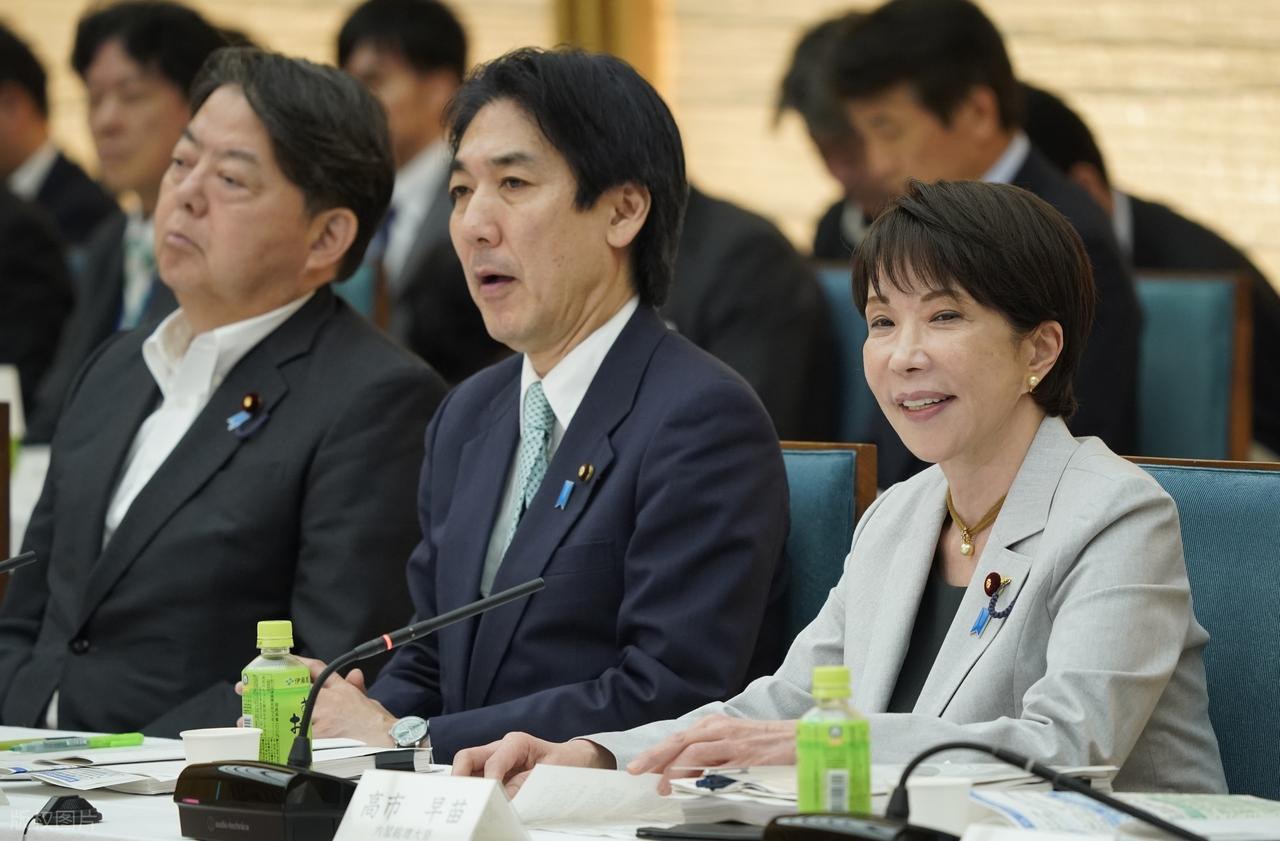 8月15日这一天，日本政坛上演了一出意味深长的对手戏。一边，是首相高市