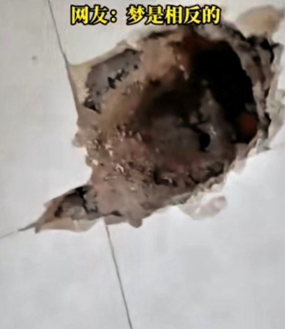 想钱想疯了！”江西一名男子偶然间梦到已故多年的母亲，母亲告诉他当年建房时，在墙里