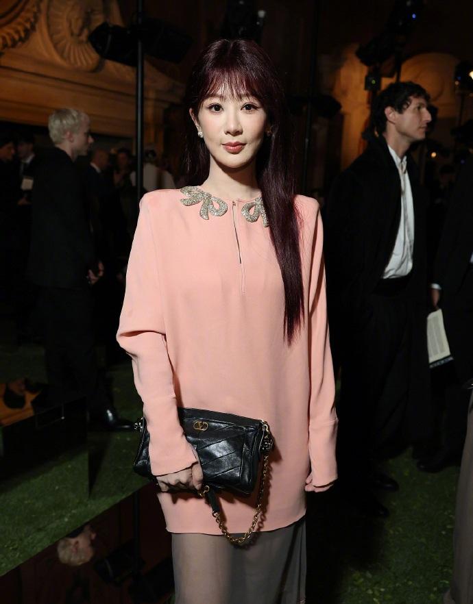 近日杨紫去参加时装周了，她这次穿了一身粉色的衣服，看上去年轻又迷人，气质特别的好