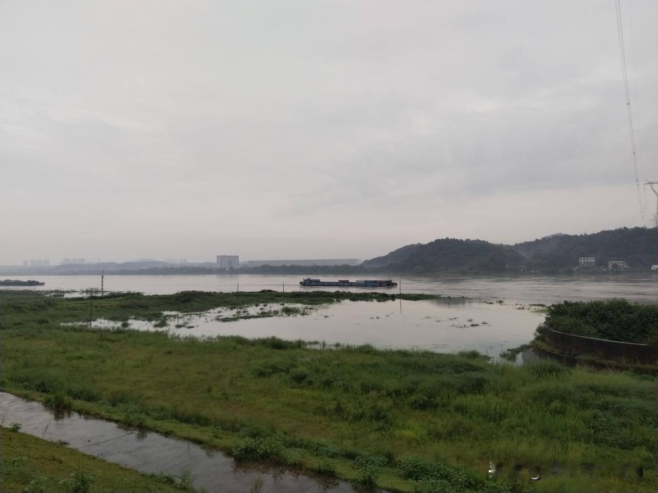 雨中漫步湘潭沿江路。走到了昭山对岸九华，看到今年湘江的水是真多，已经九月了，昭