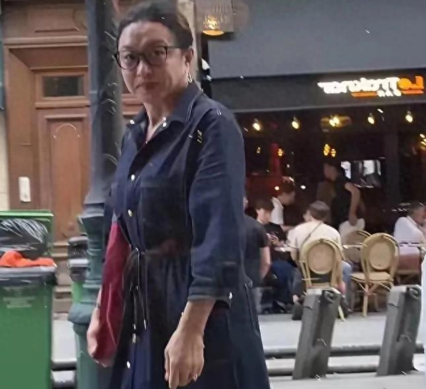 金星不穿旗袍了，58岁开始发福脸已经馒化，含胸驼背差点认不出来！金星给我的印
