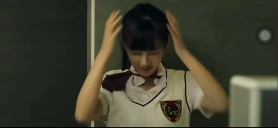 学校里的坏女孩和纹身T
