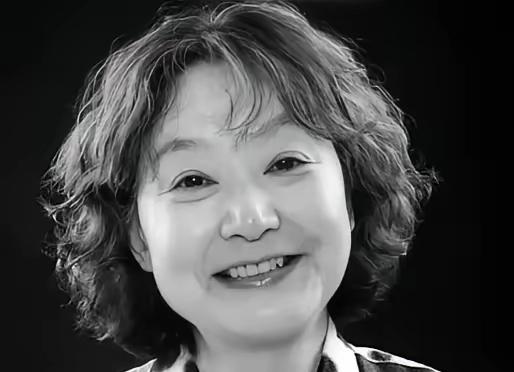 她是1977年中国恢复高考以来，第一位高考女状元，语文差一分满分，她的作文更是被