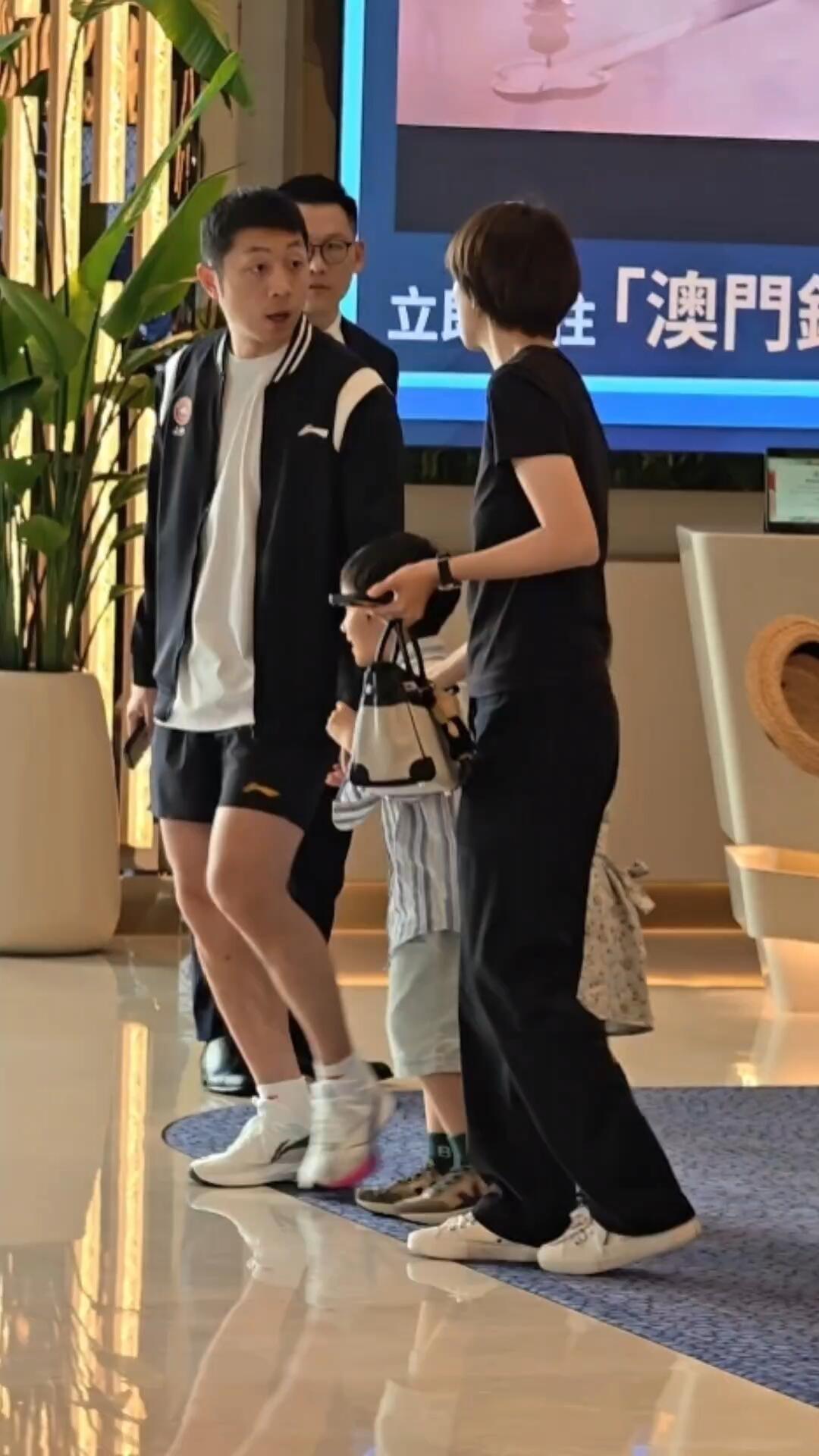 许昕一家人在酒店偶遇，一家四口齐刷刷亮眼，姚彦真的很猛，高高的！儿女都很懂事，