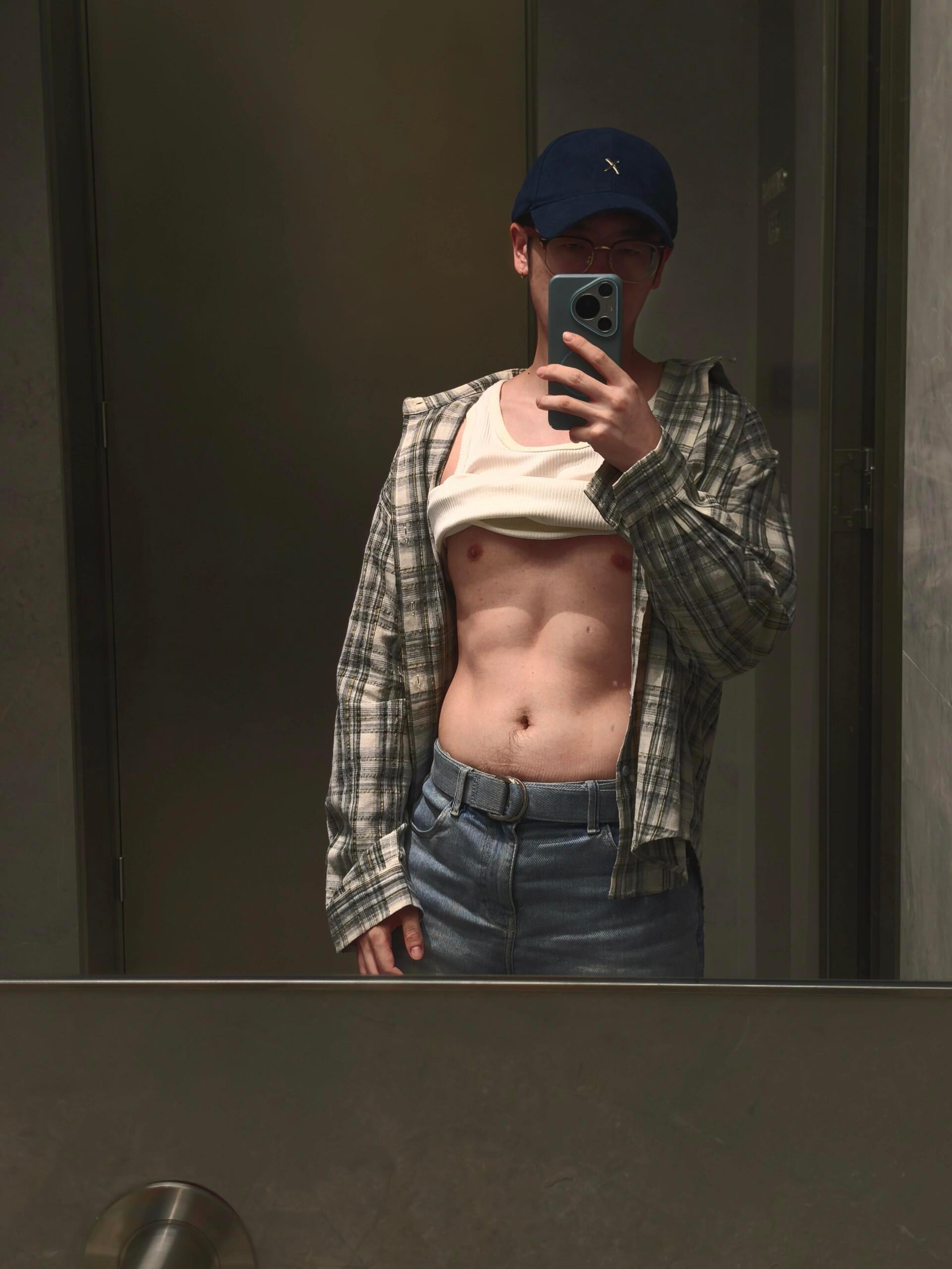 古子成薄肌被粉丝盯上了“25岁腹肌男神”这蛋糕文案笑死，古子成：我选择先吃蛋糕古