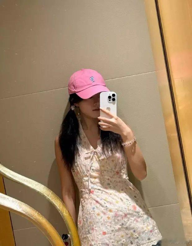赵今麦扎双马尾穿挂脖碎花上衣，活泼可爱少女感满满。​​​