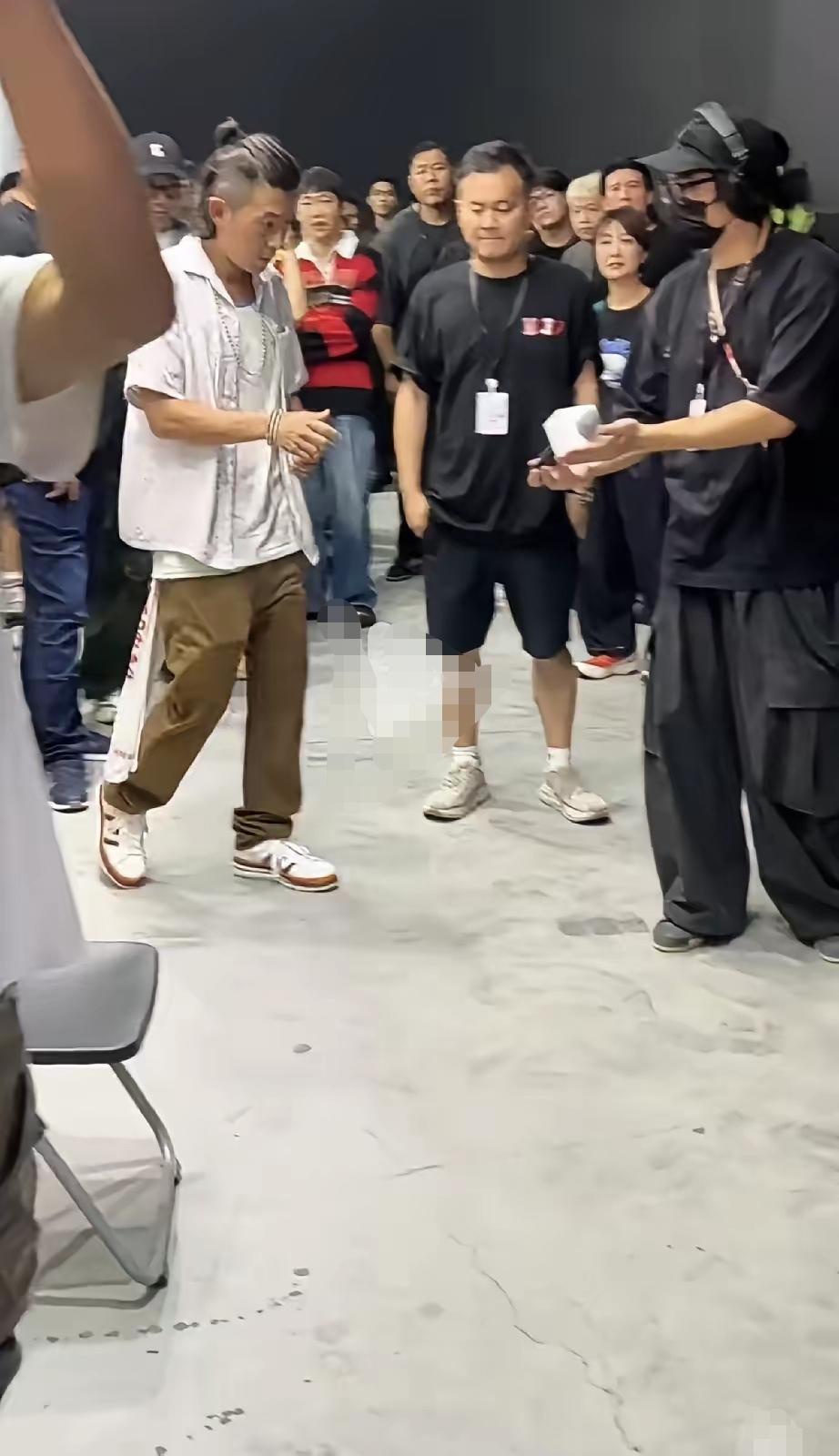 陈冠希又出镜了。虽然还是一副油油腻腻的大叔形象。但是人家的气场还是蛮强大的，毕竟