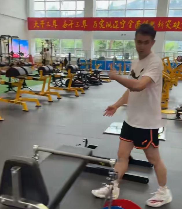 辽篮训练师华莱士发文说赵继伟已回归训练，赵继伟则用英文回应，我们训练，不要告诉任